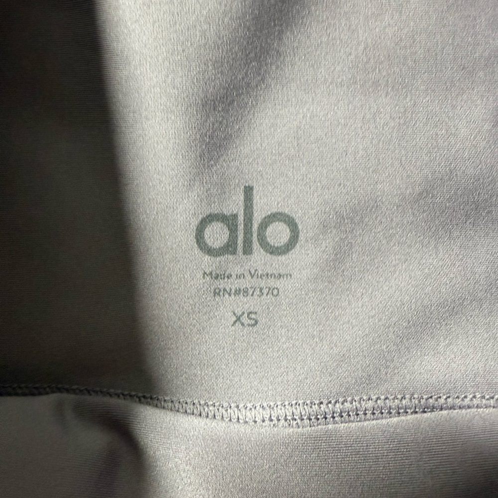 Alo Yoga Set 2 Piece Outfit Airlift Leggings Crop Top Bra Lavender Purple XS - Picture 4 of 5